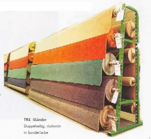 Anderes als von den Positionen 9401 und 9402 erfasstes Metallmöbel zur Verwendung in Ladengeschäften, sog. Teppichständer. 
Es handelt sich um eine regalartige verfahrbare Metallkonstruktion zum doppelseitigen Einhängen, Lagern und Präsentieren von bis zu acht Teppichbodenrollen über- bzw. nebeneinander für eine Warenbreite von bis zu 500 cm. Der Ständer kann auch mit einer Wand-Boden- bzw, Wand-Decken-Befestigung geliefert werden.
Er dient zum Aufstellen auf dem Boden in Ladengeschäften bzw. Lagerräumen. 
  
Ein Bild der Ware ist im Internet unter http://europa.eu.int/comm/taxation_customs/dds/de/ebticau.htm zu finden.