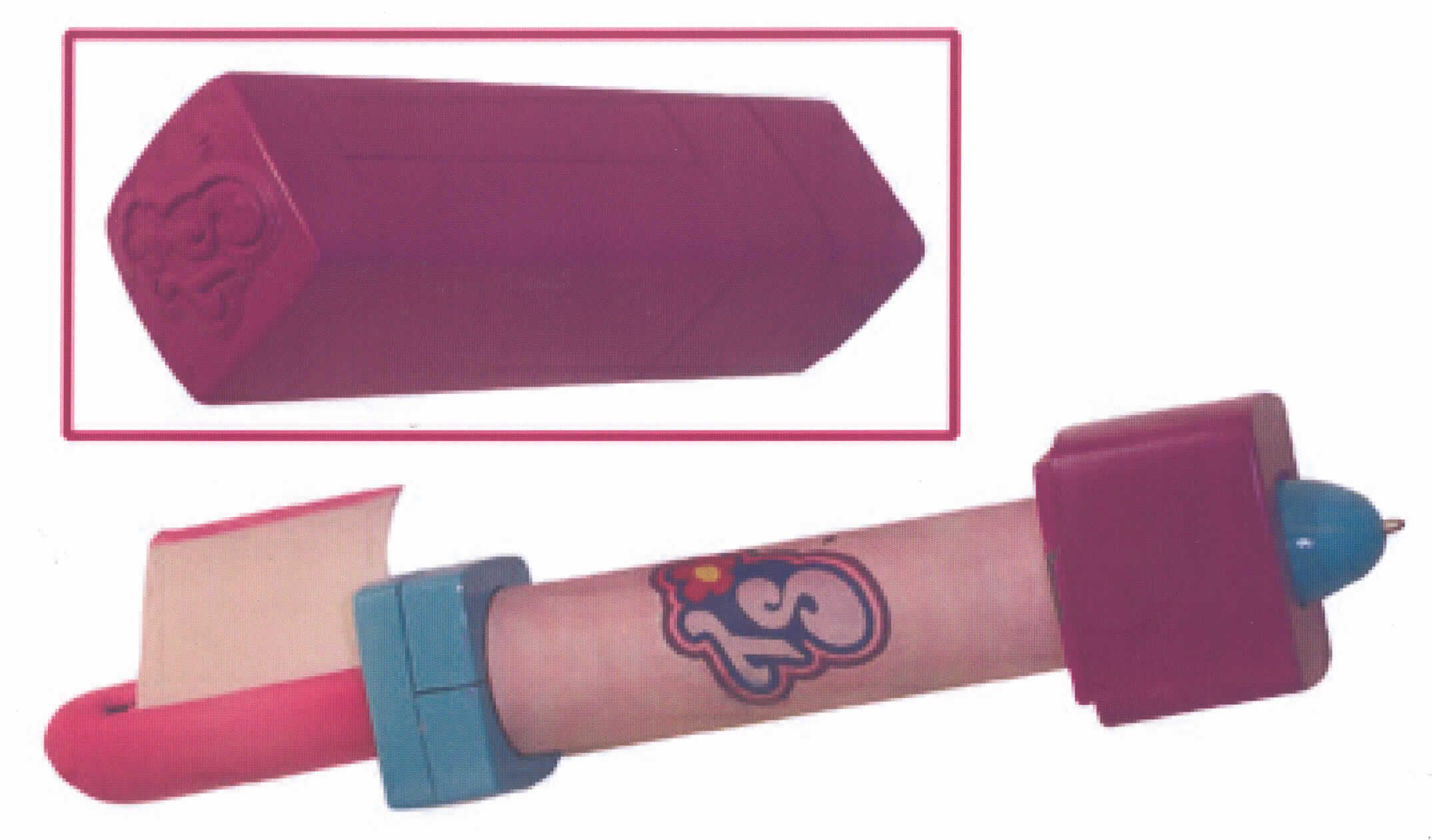 Kugelschreiber als zusammengesetzte Ware, sog. "Secret Lipstick Messenger" aus der Serie "Mc Donald's - Spy Gear",  zusammengesetzt mit einem ca. 10 x 2 cm großen Papierstreifen in einem gemeinsamen lippenstiftähnlichen Gehäuse aus Kunststoff (Maße: 9 x 2 x 2 cm = L x B x D).
Im unteren Teil des Gehäuses verbirgt sich eine nicht auswechselbare, ca. 3,5 cm lange  Kugelschreibermine mit pastöser Tinte (charakterbestimmend im Hinblick auf die Verwendung), die durch einen Mechanismus ausgefahren werden kann. Im oberen Teil befindet sich die Nachbildung eines herausschiebbaren Lippenstiftes mit einem aufgewickelten Papierstreifen im Inneren. Der "Lippenstift" ist mit einer entsprechenden Abdeckkappe versehen und in einem Kunststoffbeutel verpackt.


Abbildung im Internet.