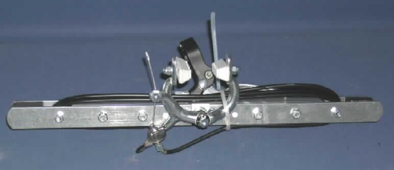 Erkennbares Teil eines Kinderwagens, in Form einer so genannten "Joggerbremse".

Die Joggerbremse besteht im Wesentlichen aus einem verstellbaren Spezialhalter (Vierkantrohr aus unedlem Metall mit diversen Bohrungen und Schnellspanner), einer Bremszange mit Bremsbelägen und einem konfektionierten Bremszug mit Bremshebel. Sie ist Teil des zum Kinderwagen umgebauten Anhängers der Baureihe "Chariot" und dient als Bremse während der Fahrt. Der Kinderwagen verfügt zusätzlich über eine Feststellbremse (nicht Gegenstand dieser Auskunft).  

Ein Bild der Ware ist unter http://ec.europa.eu/taxation_customs/dds/ebticau_de.htm zu finden.