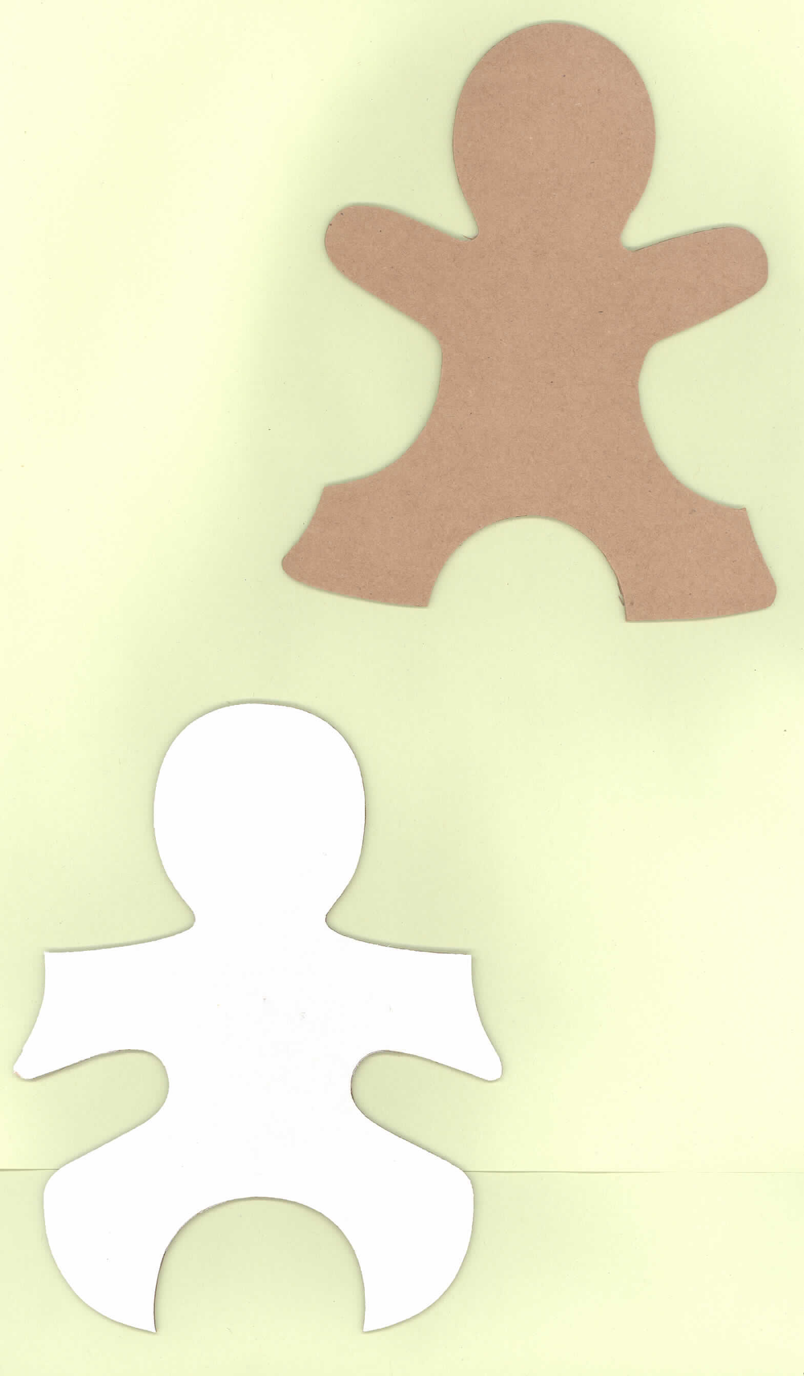 Puzzle, aus Pappe, sog. "Blanko-Puzzlemännchen".
Es handelt sich um 24 Pappzuschnitte (verstärkte Wellpappe) in Form von stilisierten menschlichen Abbildungen in zwei verschiedenen Ausführungen. Werden die Figuren geschickt gelegt (über-, unter- und nebeneinander), passen die Formen ineinander und ergeben eine Fläche. Auch nach dem Bemalen oder Bekleben können die Pappfiguren als Puzzleteile verwendet werden. 
Eine weitere Verwendung der Figuren z.B. als Bastelgrundlage zum Herstellen von Puppentheater-Figuren oder Mobile-Anhängern ist für die Einreihung von untergeordneter Bedeutung, da sie sich im maßgebenden Zeitpunkt als Puzzleteile darstellen.
Die 24 Pappfiguren sind in einem Polybeutel mit Pappanhänger für den Einzelverkauf aufgemacht. 

Bild der Ware im Internet unter http://europa.eu.int/comm/taxation_customs/dds/de/ebticau.htm