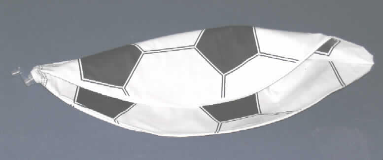 Anderes als zuvor von der Position 9503 erfasstes Spielzeug aus Kunststoff, in Form eines aufblasbaren Wasserballes, Art. Nr. 56-060 2209.
Der ca. 45 cm große Wasserball besteht aus sechs miteinander verschweißten Teilen, die aus bedruckter Kunststofffolie in Fußballoptik gefertigt sind. Er ist mittels eines Kunststoffventils aufblasbar, das sich vollständig in den aufgeblasenen Ball eindrücken lässt. Der Ball hat aufgrund seiner geringen Haltbarkeit und Stoßfestigkeit Spielzeugcharakter. Um das Ventil herum ist er mit einer CE-Kennzeichnung versehen.
Der Ball dient als Strand- bzw. Wasserball der spielerischen Unterhaltung von Kindern und Erwachsenen.
Ein Bild der Ware ist im Internet unter http://europa.eu.int/comm/taxation_customs/dds/de/ebticau.htm zu finden.