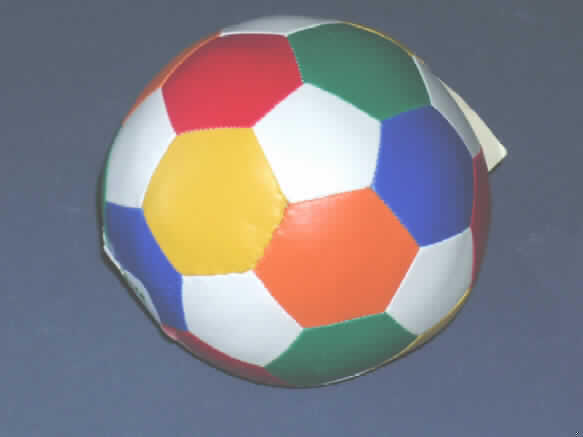 Anderes als zuvor von der Position 9503 erfasstes Spielzeug, aus Kunststoff, sog. Softball in bunter Flickenoptik, Art. Nr. 0506002.
Es handelt sich um einen im Durchmesser ca. 13 cm großen Ball mit einer genähten Außenseite aus Kunststoff und einer weichen Füllung aus Spinnstofffasern. Der Kunststoff bestimmt hinsichtlich der stofflichen Beschaffenheit den Charakter der Ware.
Der Ball ist äußerlich einem bunten Fußball nachempfunden. Zum Fußballspielen ist er jedoch nicht geeignet. Er stellt sich nicht als Ball einer bestimmten Sportart dar und ist somit keine Ware der Position 9506. 
Das Erzeugnis dient der spielerischen Unterhaltung von Personen.
Ein Bild der Ware ist im Internet unter http://europa.eu.int/comm/taxation_customs/dds/de/ebticau.htm zu finden.