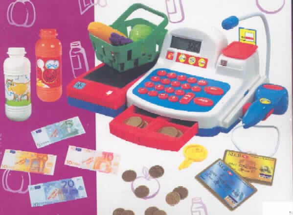 Anderes als zuvor von der Position 9503 erfasstes Spielzeug, aufgemacht in einer Zusammenstellung, in Form einer Warenzusammenstellung in Aufmachung für den Einzelverkauf, sog. "Supermarktkasse mit Scanner", Kat. 6640, EAN 4006592 430795.
Die Warenzusammenstellung besteht aus: 
- Spielzeug in Zusammenstellung (charakterbestimmend insbesondere in Bezug auf die 
  Verwendung) bestehend aus:
--der Nachbildung einer ca. 31 cm x 18 cm x 10 cm (LxBxH) großen, batteriebetriebenen   
  Scanner-Kasse aus buntem Kunststoff, die mit einem Scanner, einer Tastatur mit Zahlen 
  von 1 bis 9, den Zeichen für die Grundrechenarten, sowie fünf weiteren Tasten, u.a. zum 
  Betätigen des Federmechanismus, ausgestattet ist, der die mit beigefügtem 
  Kunststoffschlüssel abschließbare Geldschublade öffnet. Sie weist ein Display, eine 
  eingebaute Waage, eine Rille zum "Lesen" einer Kreditkarte und ein Mikrofon auf und ist 
  seitlich mit einem Transportband für die Verkaufserzeugnisse ausgestattet, das mittels 
  eines Knopfes bewegt werden kann.
--Spielzeug in Form der Nachbildung zweier Kreditkarten aus Kunststoff, Spielgeld in Form 
  von Scheinen aus Papier und Geldmünzen aus Kunststoff, einem Henkelkorb mit einem 
  Salat, einem Maiskolben und einer Weintraube sowie zweier Getränkeflaschen und
- fünf Pappetiketten mit dem Aufdruck der unterschiedlichen Waren und aufgedruckten 
 Strichcodes.
Es ertönen Geräusche bzw. Lämpchen leuchten auf, wenn man Knöpfe am Laufband oder am Scanner drückt, die Kreditkarte durch die Rille zieht oder die Waage nutzt.
Die Warenzusammenstellung dient der spielerischen Unterhaltung von Kindern und ist gemeinsam in einer buntbedruckten Showbox aufgemacht.
Ein Bild der Ware ist im Internet unter http://europa.eu.int/comm/taxation_customs/dds/de/ebticau.htm zu finden.