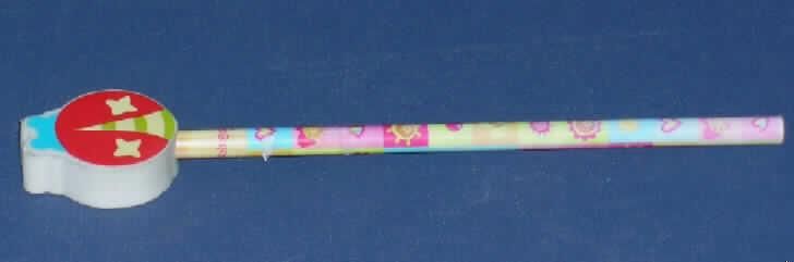 Bleistift als zusammengesetzte Ware, bestehend aus einem unangespitzen Bleistift aus Holz mit buntbedruckter Ummantelung (Maße: 17,5 x 0,7 cm = L x D). An einem Ende ist ein Radiergummi in Form eines Käfers abnehmbar aufgesteckt.
Der Bleistift  bestimmt hinsichtlich des Umfangs und der Verwendung den Charakter.

Abbildung im Internet unter:
http://ec.europa.eu/taxation_customs/dds/ebticau_de.htm