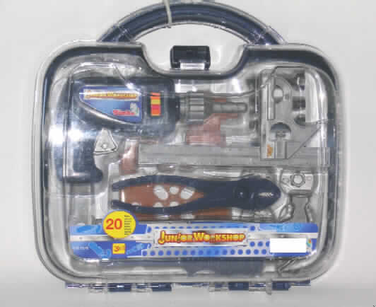 Anderes als zuvor von der Position 9503 erfasstes Spielzeug, aufgemacht in einer Zusammenstellung, sog. Werkzeugkoffer, Kat. 1694, 3 x 5566581 - EAN 4006 5925 65817.
Es handelt sich um die Nachbildung eines Werkzeug-Sets, vollständig aus Kunststoff. Sie besteht im Wesentlichen aus einem 31 cm x 24 cm x 9 cm großen Werkzeugkoffer aus hartem Kunststoff, mit Tragegriff und Kunststoffeinsätzen, in die die Werkzeuge passgenau eingefügt wurden. 
Bei den eingefügten Werkzeugen handelt es sich um die Nachbildung eines elektrischen Bohrers mit pistolenartigem Griff und Druckknopf, der den Drehmechanismus in Gang setzt, 
- den Nachbildungen von anderen Werkzeugen (Hammer, Schraubendreher, 
  Zange,Wasserpumpenzange, Schieblehre), 
- vier Spielzeugschrauben mit Muttern,
- einem rechteckigen Kunststoffbrett mit diversen runden bzw. ovalen Aussparungen,
- zwei Kunststoffformteilen mit je zwei Schraubgewinden und
- zwei ovalen Kunststoffbrettchen mit sechs bzw. acht Löchern.
Die Zusammenstellung dient der spielerischen Unterhaltung von Kindern.
Ein Bild der Ware ist im Internet unter http://europa.eu.int/comm/taxation_customs/dds/de/ebticau.htm zu finden.