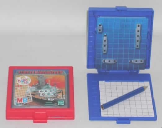 Anderes als in den Unterpositionen 9504 10 bis 9504 9010 erfasstes Gesellschaftsspiel für zwei Personen, sog. "Battle Ship" aus der Serie "Mc Donald's - Board Games 2009".
Es handelt sich um ein Spiel, besteht aus zwei aufklappbaren, rechteckigen, ca. 9 x 9 x 1,8 cm großen, rot- bzw. blaufarbenen Kunststoffgehäusen. Sie beinhalten im Deckel jeweils 10 beidseitig mit einem Gitternetz und fünf an verschiedenen Stellen positionierten, unterschiedlich großen Schiffen, im Boden einen ca. 7 x 7 cm großen Block aus 10 karierten Blättern und einen ca. 8 cm großen Bleistift. Seitlich in Deckel und Boden sind jeweils waage- und senkrecht Unterteilungen mit den Ziffern 1 bis 9 in einem Karo bzw. Dreieck eingefügt. Die Spieler wählen eine der Kärtchen als ihre eigene Flotte.
Der Sinn und Zweck des Spieles besteht darin, die gegnerische Flotte mit "Schüssen" zu versenken. Sieger ist, wer zuerst die Flotte des Gegners versenkt hat.
Das Gesellschaftsspiel ist in einem bunten, mit der Spielanleitung bedruckten Pappkarton in einer klarsichtigen Kunststoffverpackung aufgemacht.
Ein Bild der Ware ist im Internet unter http://ec.europa.eu/taxation_customs/dds/ebticau_de.htm zu finden.