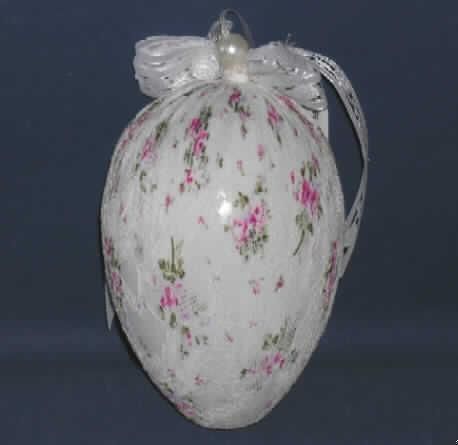Osterfestartikel, sog. Kunststoff-Ei zum Hängen.
Es handelt sich um einen ca. 16 cm großen Hohlkörper aus Kunststoff in Form eines Ostereies, das mit weißer Spitze überzogen ist. Die Spitze ist ornamentartig mit grünen und rosafarbenen Farbpigmenten versehen. Das Ei ist mit einem weißen, textilen Aufhängeband mit künstlicher Perle und einem weißen Schleifenband mit Rosenornamenten versehen.
Die Ware dient als Dekorationsartikel zur traditionellen Ausgestaltung des Osterfestes.
Ein Bild der Ware ist im Internet unter http://ec.europa.eu/taxation_customs/dds/ebticau_de.htm zu finden.