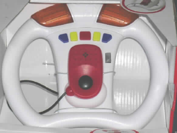 Erkennbares Zubehör für ein Spielfahrzeug, sog. Big-super-sound-wheel, Artikelnummer 56460.

Das ca. 21 x 17 x 12 cm große Kunststofferzeugnis mit integriertem Soundmodul stellt ein Lenkrad dar, an dem sich ein Ein/Ausschalter, fünf farbige Funktionstasten (Button), ein abnehmbares Mikrofon mit Verbindungskabel, ein Lautsprecher und zwei Blinkleuchten befinden. Mit dem Lenkrad können fahrzeugtypische Geräusche und Leuchtsignale erzeugt werden.

Das Austausch-Lenkrad ist speziell für den Anbau an ein Spielfahrzeug Modell "Bobbycar" (nicht Gegenstand dieser Auskunft) bestimmt. Es dient hauptsächlich als Spielfahrzeug-Zubehör und kann alternativ als Handspielzeug (ohne Bobbycar) verwendet werden.

Das Erzeugnis ist mit einer Einbauanleitung in einem bunt bedruckten Pappkarton verpackt. 

Bild der Ware unter http://europa.eu.int/comm/taxation_customs/dds/de/ebticau.htm