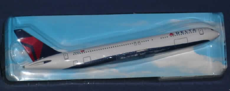Maßstabgetreu verkleinertes Flugzeugmodell zum Zusammenbauen.
Bei der Ware handelt es sich um das Modell des Flugzeugtyps Boing 767-300 der Delta Airlines im Maßstab 1:200. Das Flugzeug aus Kunststoff kann mittels einfacher Steckverbindungen aus den sieben Einzelteilen (Rumpf, zwei Flügel, zwei Steuerruder, zwei Ständerteile) zusammengesetzt werden. Im zusammengebauten Zustand ist es ca. 27 cm lang und steht auf einem ca. 9 cm hohen Fuß.
Das Erzeugnis dient zum Spielen und ist gemeinsam mit einer Bauanleitung in einer bunt 
bedruckten Showbox für den Einzelverkauf aufgemacht. 
Ein Bild der Ware ist im Internet unter http://ec.europa.eu/taxation_customs/dds/ebticau_de.htm zu finden.