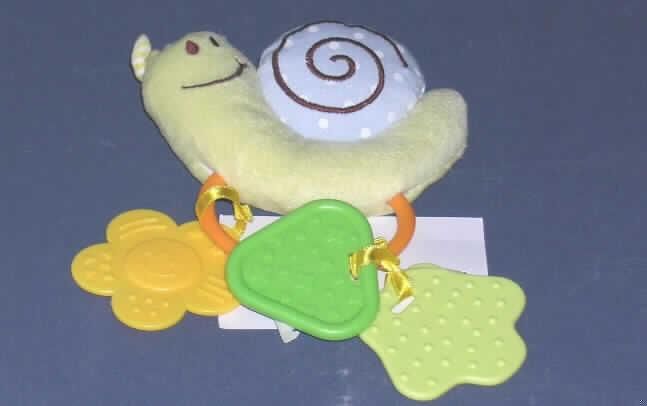 Anderes als zuvor von der Position 9503 erfasstes Spielzeug, aus Spinnstoff, sog. Baby Beissring mit Plüschschnecke, PJN 50591.
Es handelt sich um ein Spielzeug für Babys in Form eines orangefarbenen, ovalen, ca. 8 cm x 6,5 cm großen Kunststoffringes, an dem eine ca. 13 cm x 9 cm x 3,5 cm große, lächelnde Schnecke aus gelbem Plüschspinnstoff mit Schneckenhaus aus hellblauem Spinnstoff befestigt ist. Sie ist mit weichem und knisterndem Material gefüllt, weist ein aufgesticktes Gesicht und elastische Fühler auf. Am Greifring sind außerdem mittels Spinnstoffbändern drei ca. 6 x 6 cm x 0,5 cm (LxBxD) große, gelbe, grüne und lindgrüne Kunststoffelemente in Form einer stilisierten Sonne, einer Wolke und eines Herzens befestigt, die unterschiedlich gestaltete Oberflächenstrukturen aufweisen.
Keines der Bestandteile Spinnstoff oder Kunststoff bestimmt den Charakter des Spielzeugs, so dass die Einreihung in die zuletzt genannte der gleichermaßen in Betracht kommenden Unterpositionen erfolgt.
Das Spielzeug dient Babys zur spielerischen Unterhaltung.
Ein Bild der Ware ist im Internet unter http://ec.europa.eu/taxation_customs/dds/ebticau_de.htm zu finden.