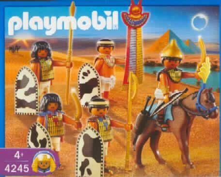 Puppen, die Nachbildungen von Menschen darstellend, in Form einer Warenzusammenstellung in Aufmachung für den Einzelverkauf, teilweise noch nicht zusammengesetzt, sog. Ägyptische Soldaten - Playmobil, Art.-Nr. 4245.
Es handelt sich um eine Warenzusammenstellung in Aufmachung für den Einzelverkauf, bestehend aus:
-fünf ca. 7,5 cm großen, an Kopf, Armen und Hüfte beweglichen Puppen (charakterbestimmend nach dem Umfang und der Bedeutung für die Verwendung), mit kurzen Hosen und Kettenhemden bekleidete Soldaten darstellend, teilweise mit abnehmbarer Kopfbedeckung bzw. Stirnband, 
-einem braunen Spieltier ganz aus Kunststoff, in Gestalt eines Pferdes, mit beweglichem Kopf, sowie Zubehör zum Pferd in Form von Sattel und Zaumzeug und 
-anderem Spielzeug in Zusammenstellung, aus Kunststoff, bestehend aus einem tragbaren Köcher mit drei Pfeilen und dazu passendem Bogen, einer Streitaxt, einer Lanze, zwei  Krummsäbeln, einem Banner und vier Schilden, jeweils in der Größe zu den Puppen passend.
Die Warenzusammenstellung dient der spielerischen Unterhaltung von Kindern und ist in einem bunt bedruckten Pappkarton verpackt.
Ein Bild der Ware ist im Internet unter http://ec.europa.eu/taxation_customs/dds/ebticau_de.htm zu finden.