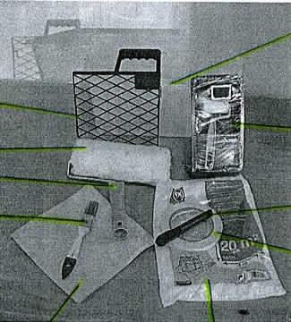 Warenzusammenstellung in Aufmachung für den Einzelverkauf, sog. 13-teiliges Streichset, Art.-Nr.: 872202, bestehend aus:
- 1 Lackierset,
--  mit Kleinwanne aus Kunststoff, Schaumwalze zum Auftragen von Farbe und Bügel mit
    Griff für die Walze,
- 1 Vestanwalze (Länge 18 cm) zum Auftragen von Farbe und Bügel mit Griff für die Walze,
- 1 Flachpinsel (Borstenlänge 25 mm),
- Klebeband (Breite 19 mm, Länge 50 m)
- Abdeckplane aus Kunststoff (20 m²),
- 1 längenverstellbares Messer mit Abbruchklingen in einem Kunststoffgehäuse,
- 1 Haushaltstuch,
- 1 Abstreifgitter aus Kunststoff (L x B = 18 x 21 cm),
- 1 Farbeimer mit einem Fassungsvermögen von 8l und
- 1 Deckel für den Eimer.
Die Pinsel und Walzen zum Anstreichen sind charakterbestimmend im Hinblick auf die Menge und die Verwendung
Innerhalb der Pos. 9603 sind die Walzen zum Anstreichen charakterbestimmend im Hinblick auf die Menge.
Die Warenzusammenstellung ist in dem mit dem Deckel verschlossenen Farbeimer für den Einzelverkauf aufgemacht.

Abbildung siehe Internet.
