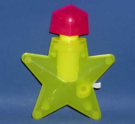 Anderes als zuvor von der Position 9503 erfasstes Spielzeug, aus Kunststoff, sog. Ice-Queen Perfume aus der Serie "Mc Donald's - Spiderman / Totaly Spies 2009".
Es handelt sich um ein vierteiliges Spielzeug bestehend aus drei ca. 7 x 5,5 cm großen Pappkarten, die mit den bunten Abbildungen diverser Personen, jeweils einem weißen Fleck mit dem Umriss einer weiteren Person und einer Frage in französischer Sprache bedruckt sind sowie der  ca. 9 x 13 cm großen, sternenförmigen Nachbildung eines Parfumzerstäubers aus gelb-transparemtem Kunststoff (charakterbestimmender Stoff nach dem Umfang) mit pinkfarbenem Sprühkopf, der seitlich eine integrierte Rolle mit kleinen abreißbaren Stickern aufweist. Der Stern ist mit einem mit Wasser zu befüllenden Behälter ausgestattet, das mit Hilfe des Sprühknopfes verteilt werden kann. Sprüht man das Wasser auf die Karten, so werden die hinter den weißen Flecken verborgenen Personen sichtbar.  
Das Erzeugnis dient der spielerischen Unterhaltung von Kindern und ist in einer klarsichtigen Kunststofftüte für den Einzelverkauf aufgemacht.
Ein Bild der Ware ist im Internet unter http://ec.europa.eu/taxation_customs/dds/ebticau_de.htm zu finden.