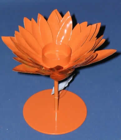 Nicht elektrischer Beleuchtungskörper, anderweit weder genannt noch inbegriffen, sog. Windlicht Lotos, Art. Nr. 49146.
Es handelt sich um einen ca. 15 cm großen Teelichhalter aus orangefarbenem, lackiertem Metall in Form einer stilisierten Blüte auf einem Stiel, der in einen runden Standfuß mündet. Die Mitte der Blüte ist mit einem ca. 2 cm hohen, runden Napf mit einem Innendurchmesser von ca. 4 cm (= passgenau zur Aufnahme eines Teelichts) versehen.
Jeweils 10 Teelichthalter sind in einem Karton zur Abgabe an Wiederverkäufer verpackt.

Ein Bild der Ware ist im Internet zu finden.
