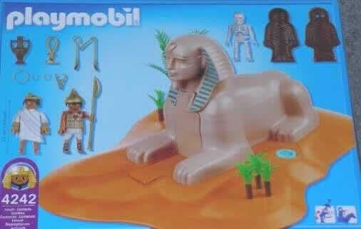 Anderes als zuvor von der Position 9503 erfasstes Spielzeug, aufgemacht in einer Zusammenstellung, in Form einer Warenzusammenstellung in Aufmachung für den Einzelverkauf, teilweise noch nicht zusammengesetzt, sog. Sphinx mit Mumienversteck - Playmobil, Art.-Nr. 4242.
Es handelt sich um eine Warenzusammenstellung in Aufmachung für den Einzelverkauf, bestehend aus:
-zwei ca. 7,5 cm großen, an Kopf, Armen und Hüfte beweglichen Puppen, einen mit Tunika  und goldenem Reif bekleideten Mann und einen mit Kettenhemd bekleideten Soldaten mit abnehmbarer Kopfbedeckung darstellend, sowie ein an Kopf, Armen und Beinen bewegliches, im Dunkeln leuchtendes Skelett, 
-anderem Spielzeug in Zusammenstellung (charakterbestimmend nach dem Umfang und der Bedeutung für die Verwendung), aus Kunststoff, bestehend aus einer Sphinx auf einer mit unterschiedlichen Palmen versehenen Sanddüne, deren Vorderseite einen Eingang aufweist, der mit einem Amulettschlüssel geöffnet werden kann, einer Mumie, drei goldfarbenen Waffen, vier goldfarbenen Schmuckstücken und einer Amphore.
Die Warenzusammenstellung dient der spielerischen Unterhaltung von Kindern und ist in einem bunt bedruckten Pappkarton verpackt.
Ein Bild der Ware ist im Internet unter http://ec.europa.eu/taxation_customs/dds/ebticau_de.htm zu finden.