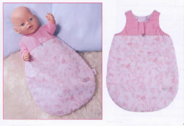 Puppenzubehör, erkennbar hauptsächlich für Puppen, nur Nachbildungen von Menschen darstellend, in Form eines Puppenschlafsacks, sog. Baby born® Sleeping bag, Artikel Nr. 805640.
Es handelt sich um Puppenkleidung, in Form eines Puppenschlafsacks aufgrund der Größe und Aufmachung hauptsächlich für Puppen der Serie Baby born® bestimmt. Der Schlafsack weist Ärmellöcher auf, ist an den Schultern mit Klettverschluss zu schließen und besteht aus einem wattierten, im Oberkörperbereich pinkfarbenen und darunter weiß und pink bedruckten Gewebe. In Bauchhöhe ist eine silberfarbene Ente angebracht.
Die Ware dient der spielerischen Unterhaltung von Kindern und ist in einer bunt bedruckten Showbox aufgemacht.
Ein Bild der Ware ist im Internet unter http://europa.eu.int/comm/taxation_customs/dds/de/ebticau.htm zu finden.