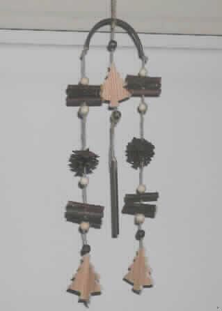 Weihnachtsfestartikel aus anderen Stoffen als Glas, sog. Natur-Mobile mit Klangstab, 
im Wesentlichen bestehend aus einem Halbbogen aus Metall (Ø ca. 9 cm) an dem drei geschmückte Schnüre angebracht sind. In der Mitte hängen ein aus Holz gesägter Tannenbaum mit Sternspitze (Weihnachtsbaum), zwei Holzperlen sowie ein ca. 10 cm langer Klangstab aus Metall. An den Bogenenden hängen jeweils 2 x 3 ca. 5 cm lange Aststücke mit einer weißen Holzperle ober- und unterhalb jeder Dreiergruppe, ein Kiefernzapfen sowie ein aus Holz gesägter Tannenbaum mit Sternspitze und dunkler Holzperle.
Das Mobile dient als Dekorationsartikel während des Weihnachtsfestes und ist in einer Kunststofftüte verpackt.
Ein Bild der Ware ist im Internet unter http://ec.europa.eu/taxation_customs/dds/ebticau_de.htm zu finden.