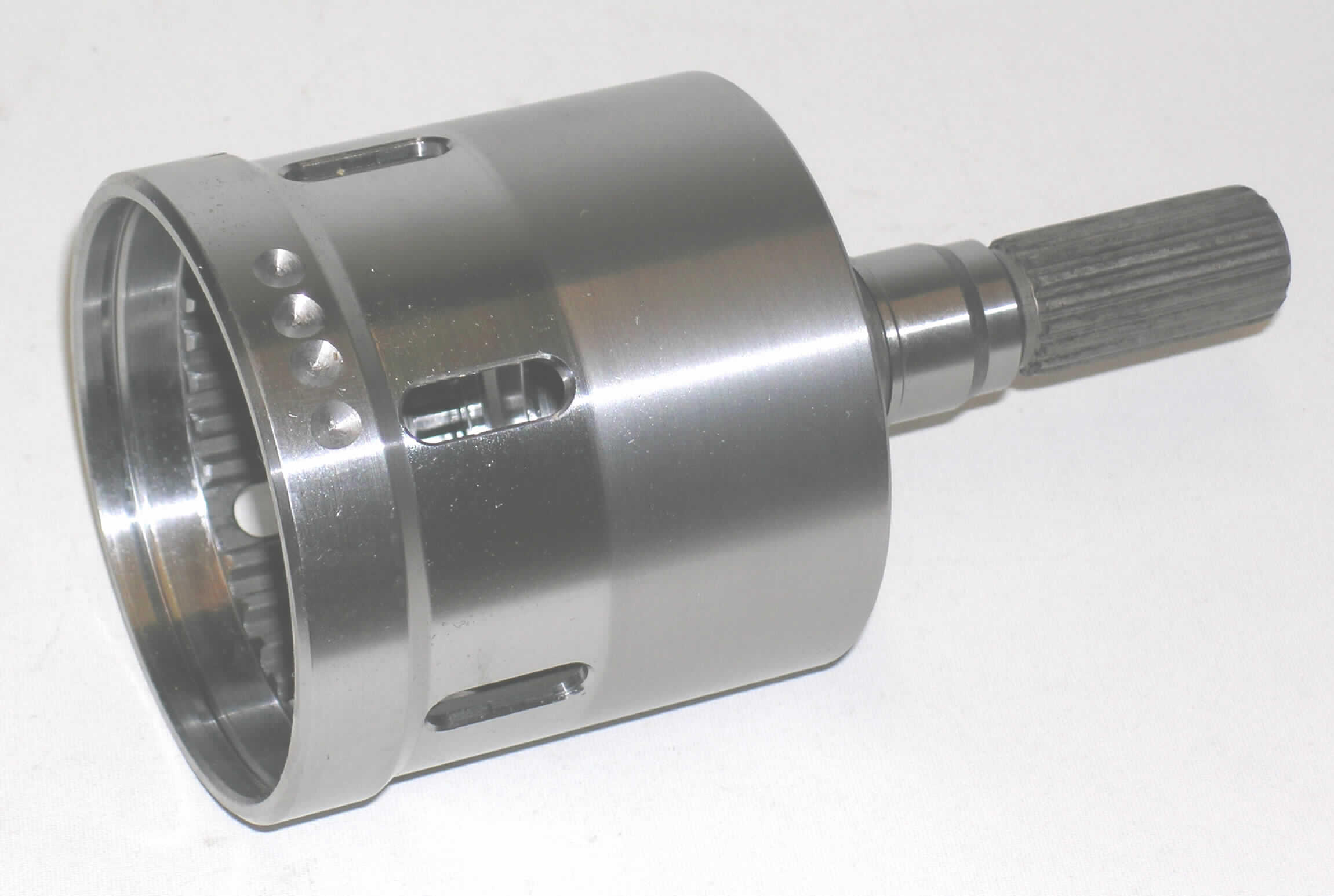 Erkennbares Teil für Kraftfahrzeuge der Position 8703, nicht zur industriellen Montage unter zollamtlicher Überwachung bestimmt, in Form eines Kupplungsgehäuses.

Das ca. 20 cm lange, nach technischer Zeichnung gefertigte Gehäuse aus Metall umschließt eine Automatikkupplung, die an der Vorderachse des Fahrzeugs sitzt. Es ist mit diversen Aussparungen versehen.

Bild der Ware im Internet unter http://europa.eu.int/comm/taxation_customs/dds/de/ebticau.htm