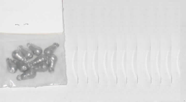 Angelgerät, anderes als von den Unterpositionen (HS) 9507 10 bis 9507 30 erfasst, sog. Bleie für den Angelsport.

Es handelt sich um Bleigewichte, sog. Endblei in Tropfenform, zum Beschweren von Angelmontagen. 
Die Bleie sind ca. 18 mm lang, besitzen ein Gewicht von ca. 5 g und sind in einem Polyethylenbeutel mit Pappanhänger für den Einzelverkauf aufgemacht.

Bild der Ware unter http://europa.eu.int/comm/taxation_customs/dds/de/ebticau.htm