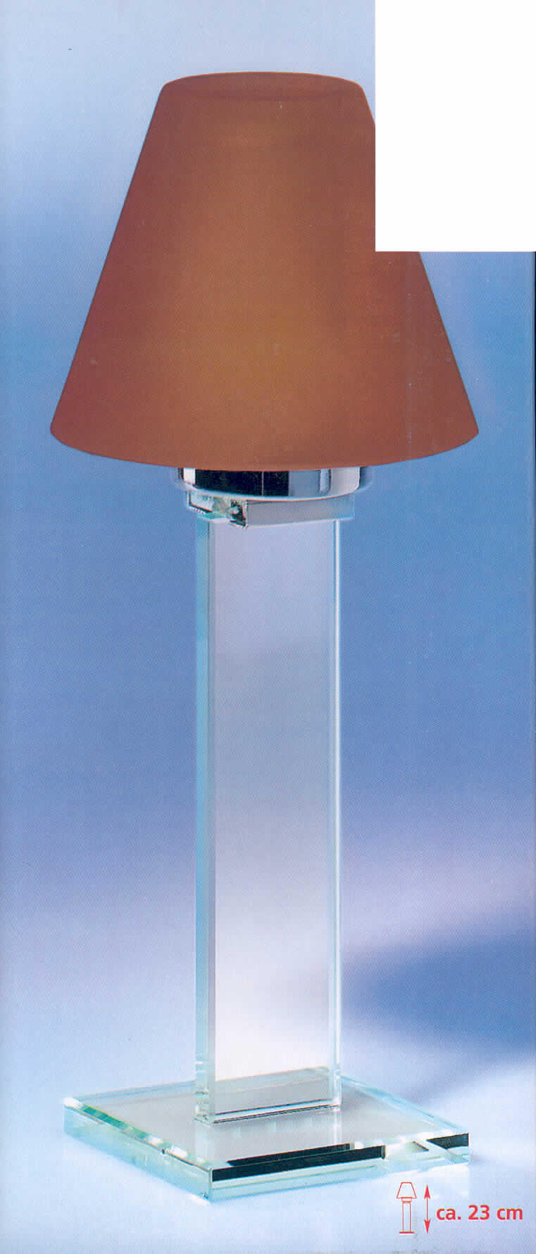 Nichtelektrischer Beleuchtungskörper, anderweit weder genannt noch inbegriffen, sog. Octagon Kerzenlampe 23 cm, handgearbeitet, bestehend aus
1. einer quadratischen Grundplatte aus Glas (Kantenlänge ca. 64 mm, Dicke ca. 8 mm), einer im rechten Winkel darauf aufgeklebten Glasplatte (Abm.: ca. 125 x 31 x 8 mm), einer waagerecht aufgesetzten Glasplatte (Abm. ca.  26 x 24 x 5 mm), einem auf die obere Platte aufgeklebten passgenauen Teelichthalter (mit eingesetztem handelsüblichem Teelicht) mit einem daran befestigten Drahtgestell (beides aus unedlem Metall) zur Auflage eines Lampenschirmes und 
2. einem Lampenschirm aus satiniertem Glas (größter Durchm. ca. 92 mm, H ca. 73 mm).
Das Erzeugnis, das einer elektrischen Steh- oder Tischleuchte nachempfunden ist, ist im Wesentlichen handgearbeitet (manuelle Glasentnahme beim Schirm, Zusammenfügen der Einzelteile in Handarbeit � lt. Antragsangaben).
Gesamthöhe ca. 23 cm.
Die Ware ist zerlegt in einem bedruckten Pappkarton verpackt.
Abbildung der Ware im Internet.