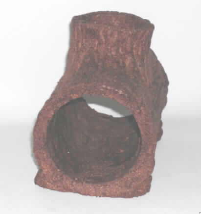 Hütte aus pflanzlichem Material - Nagerfutter.

Antragsangaben (als zutreffend unterstellt): Pet Product. Hütte aus pflanzlichem Material für Nager, essbar.

Beschaffenheit der vorgelegten Warenprobe: braune, ca. 13 x 18 x 22 cm große Nachbildung eines Baumstamms mit Astloch, aus hartem, augenscheinlich inhomogenem, gepresstem Pflanzenmaterial, befestigt auf einem grünen, bunt bedruckten, 4-eckigen Podest aus Pappe. Aufdruck (in Englisch, Auszug): SNAK SHAK, Activity Logs, for Guinea Pigs & Rabbits. 8 in 1 Pet Product. 100 % fressbar. Inhaltsstoffe: Kiefernholzspäne, Maniok (Cassava) Stärke, Alfalfa, Stroh-Flüssig-Mix. Keine Milcherzeugnisse enthaltend.

Stärke in der Ware nach dem modifizierten EWERS-Verfahren**: 33,8 GHT.

Zubereitung von der zur Fütterung verwendeten Art, Stärke enthaltend mit einem Gehalt von mehr als 30 GHT, keine Milcherzeugnisse enthaltend, andere.

**) Durchschnittswert aus homogenisierter Teilprobe.