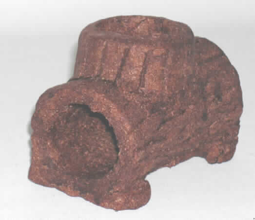 Hütte aus pflanzlichem Material - Nagerfutter.

Antragsangaben (als zutreffend unterstellt): Pet Product. Hütte aus pflanzlichem Material für Nager, essbar.

Beschaffenheit der vorgelegten Warenprobe: braune, ca. 8 x 9 x 13 cm große Nachbildung eines Baumstamms mit Astloch, aus hartem, augenscheinlich inhomogenem, gepresstem Pflanzenmaterial, befestigt auf einem grünen, bunt bedruckten, 4-eckigen Podest aus Pappe. Aufdruck (in Englisch, Auszug): SNAK SHAK, Activity Logs, for Hamster, Gerbil, Mouse & Rat. 8 in 1 Pet Product. 100 % fressbar. Inhaltsstoffe: Kiefernholzspäne, Maniok (Cassava) Stärke, Alfalfa, Stroh-Flüssig-Mix. Keine Milcherzeugnisse enthaltend.

Stärke in der Ware nach dem modifizierten EWERS-Verfahren**: 35,5 GHT.

Zubereitung von der zur Fütterung verwendeten Art, Stärke enthaltend mit einem Gehalt von mehr als 30 GHT, keine Milcherzeugnisse enthaltend, andere.

**) Durchschnittswert aus homogenisierter Teilprobe.