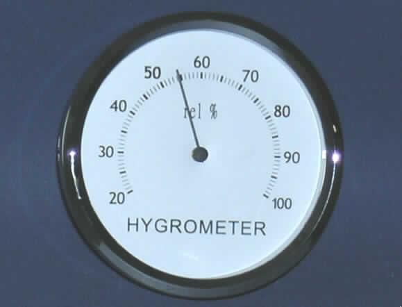 Nichtelektronischer Hygrometer, nicht für zivile Luftfahrzeuge, bestehend aus einem Kunststoffgehäuse (Ø 9 cm, Höhe 3,5 cm) mit mechanischer Anzeige und Skaleneinteilung von 20 bis 100 rel % (Artikel-Nr.: 0044t61099).
Äußere Form: siehe Abbildung