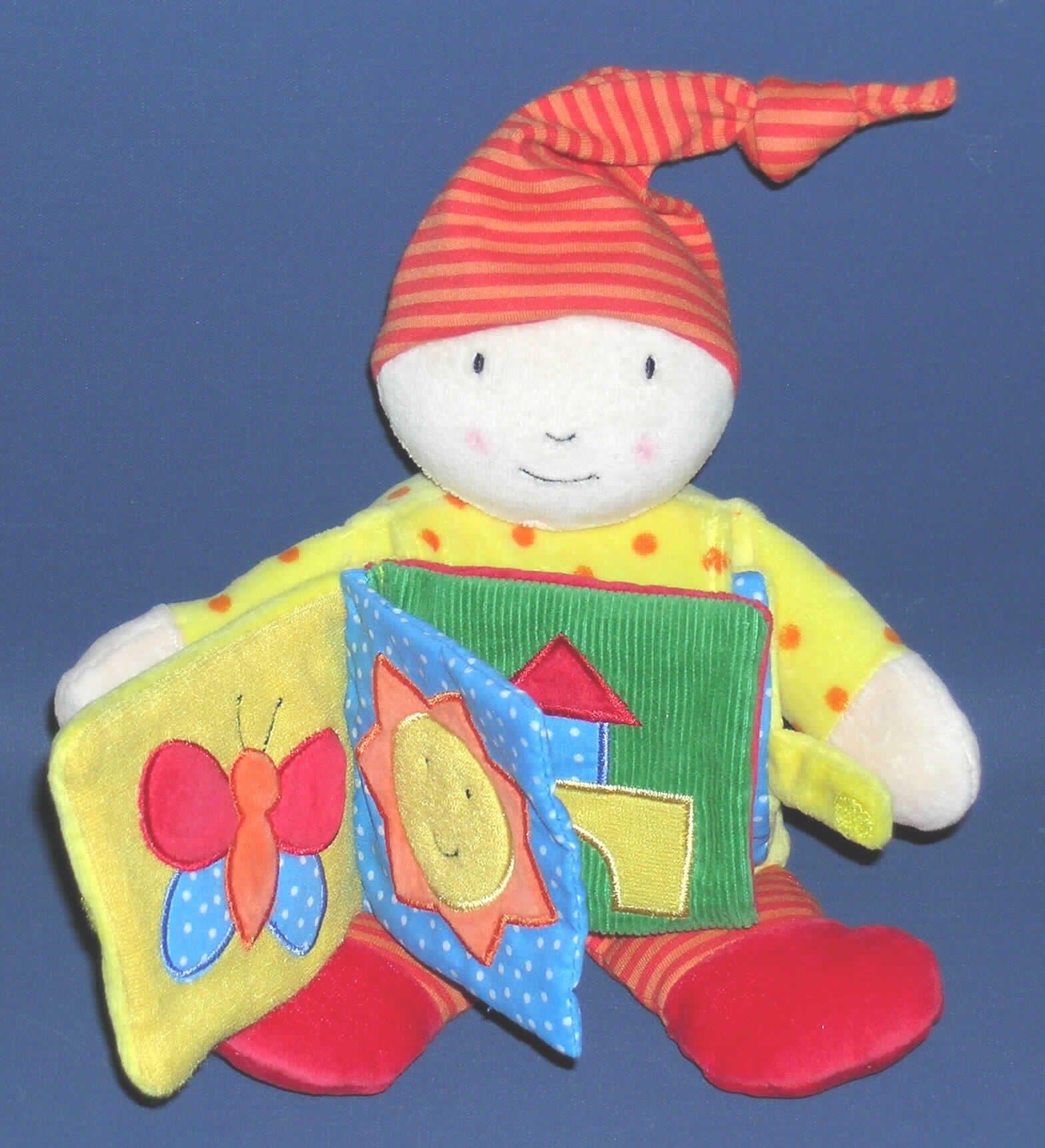 Puppe, die Nachbildung eines Menschen darstellend, aus Spinnstoffen, nicht handgearbeitet, in Form einer zusammengesetzten Ware, sog. "Pimpelchen - Mein kleiner Kuschelzwerg", Art. Nr. 6785.
Es handelt sich um eine ca. 24 cm große Puppe in Gestalt eines Zwerges, aus verschiedenfarbigen (unifarbenen, gepunkteten und gestreiften) Spinnstoffen, die mit Watte und körnigem Material gefüllt sind. Die Puppe ist mit Schlenkerarmen und -beinen ausgestattet, Augen, Nase und Mund sind aufgestickt. Auf dem Kopf trägt sie eine angenähte Zipfelmütze, dessen Spitze einen Knoten aufweist. Zwischen Kopf und Beinen ist eine ca. 8 cm breite Lasche (ebenfalls aus gepunktetem Spinnstoff) festgenäht, in die ein ca.10 cm x 9 cm großes -wieder entnehmbares- Stoffbuch eingeschoben und mit Klettverschluss verschlossen wird. Das Buch besteht aus acht Seiten aus unifarbenen oder gepunkteten Spinnstoffen aus Samtgewirke, Cordsamt oder Gewebe, auf die unterschiedliche Motive aus Spinnstoffen (Herz, Schmetterling, Sonne, Ente, Bauklötze, Ball und Schäfchen) appliziert sind. 
Der Charakter der zusammengesetzten Ware wird aufgrund des Umfanges und der Bedeutung für die Verwendung von der Puppe bestimmt.
Das Erzeugnis ist in einem bunt bedruckten Pappdisplay für den Einzelverkauf aufgemacht.
Bild der Ware im Internet unter
http://europa.eu.int/comm/taxation_customs/dds/de/ebticau.htm