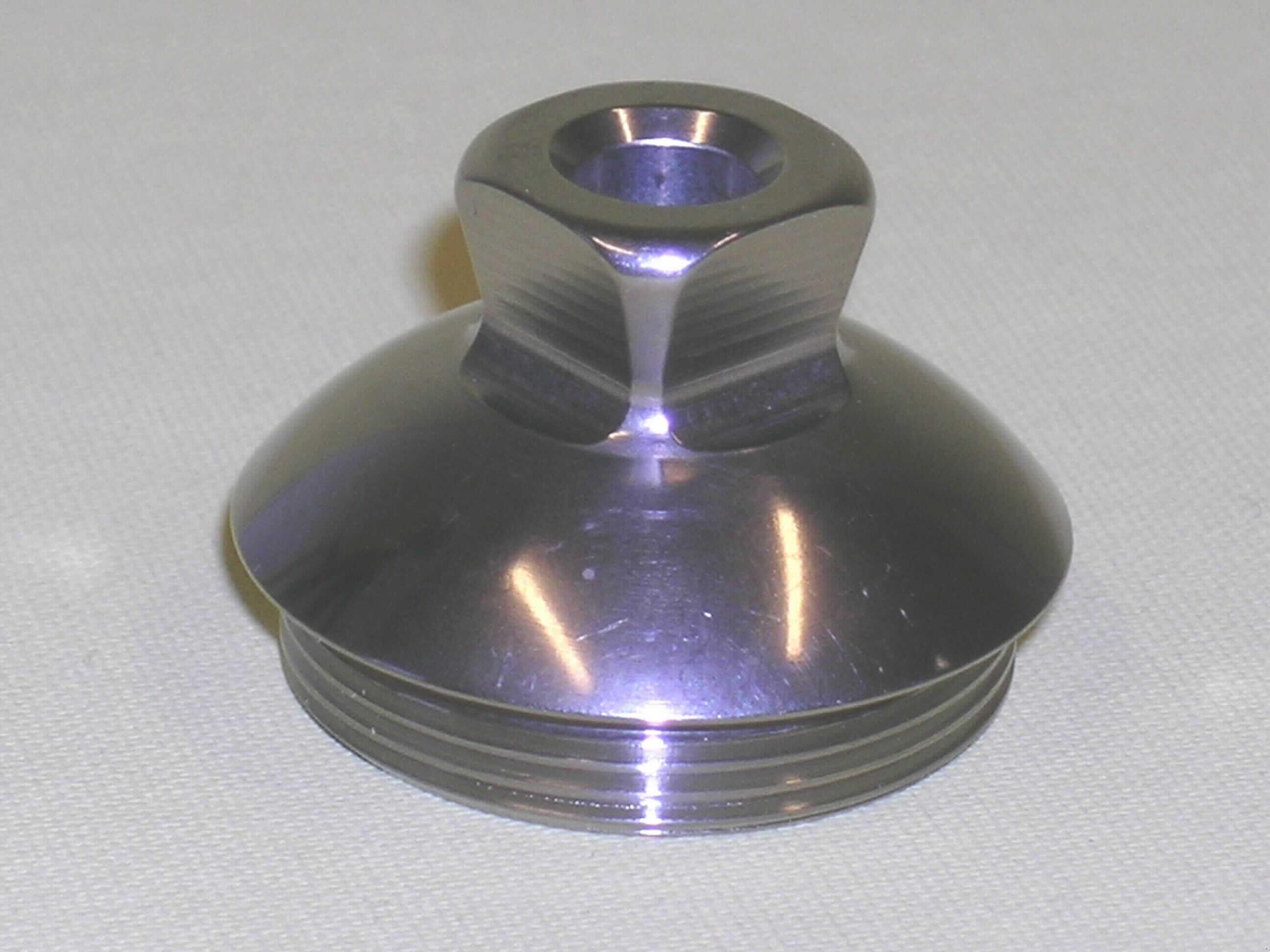 Erkennbares Teil einer Prothese für Menschen, sog. Pyramide mit Aussengewinde, in Form einer schüsselartigen Vorrichtung von ca. 4 cm Durchmesser mit mittigem, ca. 1cm großem, quadratischem Aufbau aus unedlem Metall; die Ware verfügt über ein in der Mitte gelegenes Loch, auf der Unterseite der Ware befindet sich ein Gewinde. Die Ware wird als Adapter bei einer Beinprothese verwendet.