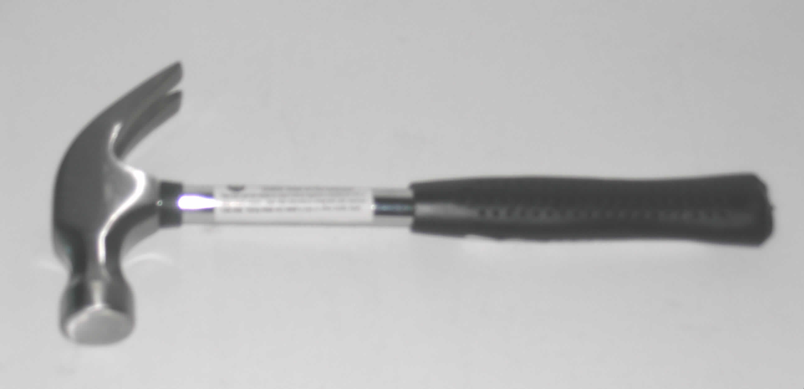 Handwerkzeug, anderweit weder genannt noch inbegriffen, in Form eines Hammers mit arbeitendem Teil aus unedlem Metall (Stahl) und einem mit Kunststoff ummantelten Griff, mit einer Länge von ca. 250 mm; eine Seite des Hammerkopfes ist als Nagelzieher ausgebildet, die andere Seite weist eine runde Schlagfläche auf (Durchmesser ca. 23 mm).