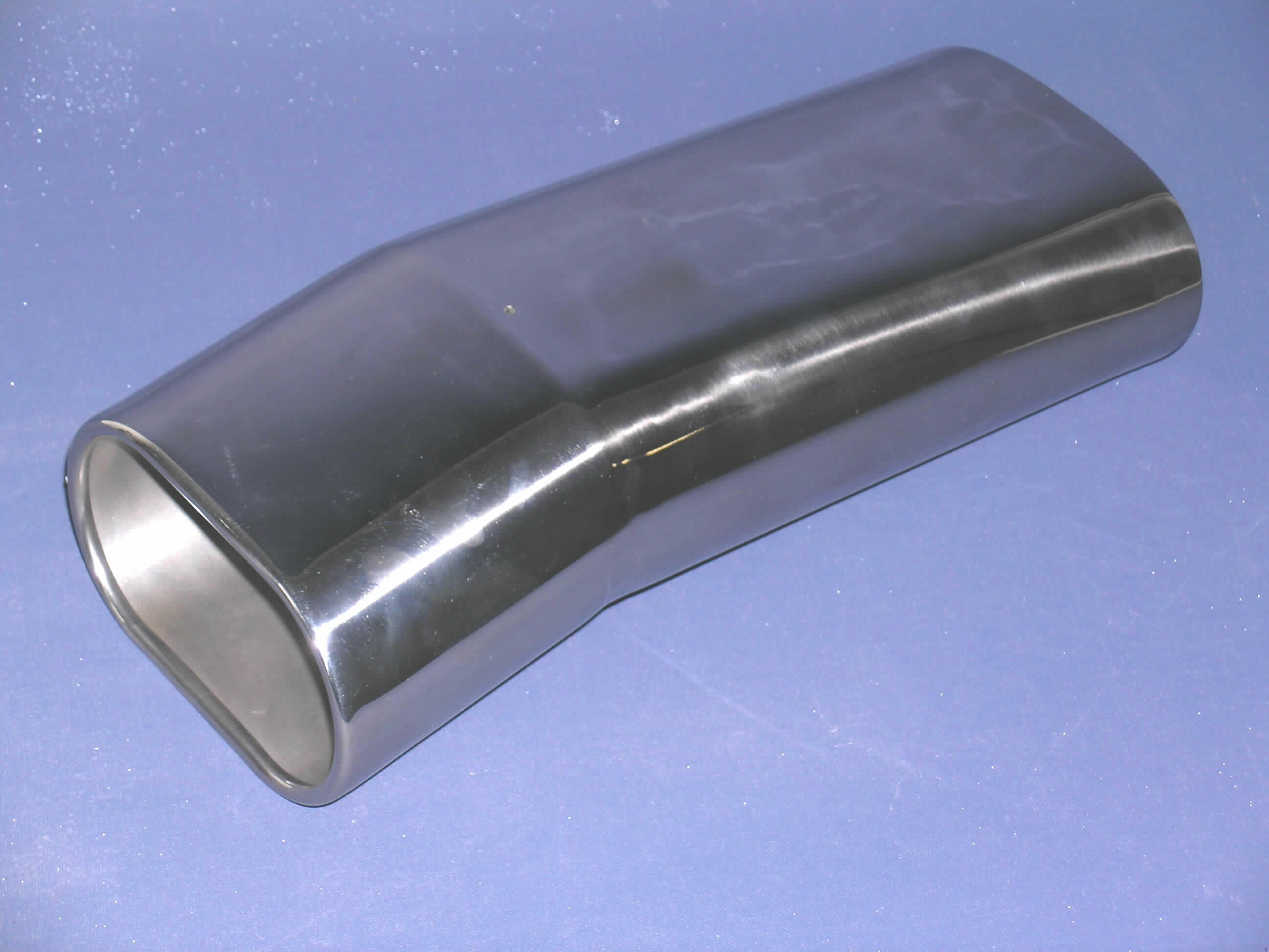 Erkennbares Teil für Kraftfahrzeuge der Position 8703, nicht zur industriellen Montage unter zollamtlicher Überwachung bestimmt, in Form eines Edelstahlendrohrs für die Auspuffanlage.

Das ca. 33 cm lange, doppelllagig, ovale, nach technischer Zeichnung gefertigte Endrohr mit einem Durchmesser von ca. 14 cm wird durch Anschweißen bzw. -Schrauben an der Auspuffanlage angebracht. Es ist schallgedämpft, besitzt einen doppelten Ein- und Auslass und stellt sich als hinteres Auspuffrohr der Auspuffanlage dar.

Das Edelstahlendrohr ist in einem Karton verpackt.

Bild der Ware im Internet unter http://europa.eu.int/comm/taxation_customs/dds/de/ebticau.htm