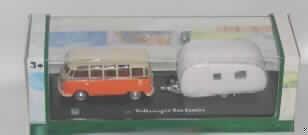 Anderes als zuvor in der Position 9503 erfasstes Modell aus Kunststoff, sog. Volkswagen Bus Samba mit Caravan II, im Wesentlichen bestehend aus: 
einem maßstabgetreu verkleinerten Modell (Maßstab 1:43) in Form eines VW Busses und einem maßstabgetreu verkleinerten Modell (Maßstab 1:43) in Form eines Campinganhängers (Caravan). 
Der orange- und beigefarbige VW Bus (Maße ca. 10 x 4 x 4,5 cm, L/B/H) besteht aus Kunststoff und Metall, verfügt über drehbare Räder und lässt sich nicht öffnen. Da kein charakterbestimmendes Material feststellbar ist, wird der Bus der letztgenannten Codenummer (aus Kunststoff) zugewiesen.
Der weiße Caravan besteht aus Kunststoff. Er besitzt 2 drehbare Räder und sechs Fenster. Auf der Anhängerkupplung ist ein Ersatzrad aus Kunststoff befestigt.

Beide Modelle dienen der Unterhaltung und sind in einem Kunststoffschaukasten mit Pappumhüllung verpackt. 
Ein Bild der Ware ist im Internet unter http://ec.europa.eu/taxation_customs/dds/ebticau_de.htm zu finden.