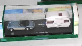 Anderes als zuvor in der Position 9503 erfasstes Modell, ein Miniaturmodell aus Metall, hergestellt im Gussverfahren, sog. Austin Healey 100/6 mit Caravan II, in Form einer Warenzusammenstellung in Aufmachung für den Einzelverkauf, im Wesentlichen bestehend aus: 
- dem maßstabgetreu verkleinerten Modell (Maßstab 1:43) eines Austin Healeys mit offenem Verdeck, in Form eines im Spritzgussverfahren (laut Antragsangaben) hergestellten Miniaturmodells aus Metall sowie 
- einem maßstabgetreu verkleinerten Modell (Maßstab 1:43) in Form eines Campinganhängers (Caravan).

Der hellblaue und beigefarbige Austin Healey (Maße ca. 9 x 3,5 x 3,5 cm, L/B/H) verfügt über drehbare Räder und lässt sich nicht öffnen.
Das Modell besteht aus Kunststoff und Metall, wobei das Metall den charakterbestimmenden Stoff darstellt.

Der weiße Caravan besteht hauptsächlich aus Kunststoff, besitzt 2 drehbare Räder, sechs Fenster und kleine Dachaufbauten. Auf der Anhängerkupplung ist eine Miniatur-Gasflasche aus Kunststoff befestigt.

Beide Waren dienen der Unterhaltung und sind in einem Kunststoffschaukasten mit Pappumhüllung verpackt. 
Der "Austin Healey" ist innerhalb der Warenzusammenstellung aufgrund seiner Bedeutung für die Verwendung und seines Wertes charakterbestimmend.
Ein Bild der Ware ist im Internet unter http://ec.europa.eu/taxation_customs/dds/ebticau_de.htm zu finden.