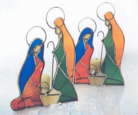 Weihnachtsfestartikel aus Glas, sog. Krippe Saana, Artikel 61682.
Es handelt sich um die ca. 15 cm x 20 cm (BxH) große, stilisierte Darstellung der heiligen Familie. Sie besteht aus der vor der Krippe knieenden Maria, einem stehenden Joseph mit Hirtenstab sowie dem in der Krippe liegenden Jesuskind. Die Konturen der Figuren bestehen aus Metall, die eigentlichen Körper aus farbigem Glas (charakterbestimmender Stoff nach dem Umfang und der Bedeutung für die Verwendung). Alle Figuren weisen einen Heiligenschein ebenfalls aus Metalldraht auf. Die  Krippenfiguren dienen der traditionellen Ausgestaltung des Weihnachtsfestes.
Ein Bild der Ware ist im Internet unter http://europa.eu.int/comm/taxation_customs/dds/de/ebticau.htm zu finden.
