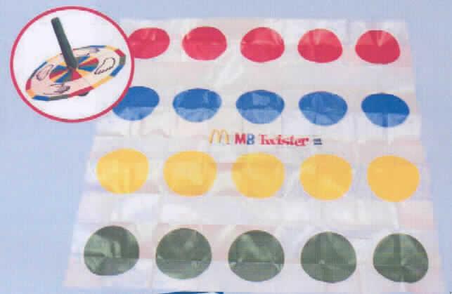 Anderes als von den Unterpositionen 9504 1000 bis 9504 9010 erfasstes Gesellschaftsspiel, noch nicht zusammengesetzt, aus der Aktion "Mc Donald's - Board Games 2008" sog. Twister.
Es handelt sich um ein Gesellschaftsspiel für zwei oder mehr Spieler, bestehend aus einer weißen, ca. 90 x 90 cm großen Spielmatte aus Kunststofffolie, die in gleichmäßigen Abständen mit fünf roten, fünf blauen, fünf gelben und fünf grünen, ca. 13 cm großen Punkten bedruckt ist und einer noch nicht zusammengesetzten Drehscheibe, bestehend aus einem Kunststoffsockel, einer ca. 9 cm großen Pappscheibe, die mit zwei Händen und zwei Füßen, sowie den Farben der Punkte bedruckt ist und einem drehbaren Pfeil. Die Mitspieler wählen einen Schiedsrichter aus, der die Scheibe dreht und das Ergebnis, das der Pfeil anzeigt, ausruft, z.B. "Hand rot". Nun müssen die Spieler versuchen, als erster ihre Hand auf den roten Punkt zu legen. Der Spieler, dem dies gelingt, darf sich anschließend nicht mehr bewegen. Die Scheibe wird erneut gedreht und der nächste Mitspieler muss Hand oder Fuß auf das ausgerufene Farbfeld legen. Berührt ein Spieler mit einem anderen Körperteil als Hand und Fuß die Matte, so scheidet er aus. Der Spieler gewinnt, der bis zuletzt auf der Matte bleibt.
Gibt es nur zwei Mitspieler, wird die Drehscheibe nicht benutzt. In diesem Fall entscheiden die Spieler, auf welche Farbpunkte der jeweils andere seine Hand bzw.seinen Fuß setzen soll.
Das Erzeugnis ist in einem bunt bedruckten Pappkarton mit aufgedruckter Spieleanleitung in einem Polyethylenbeutel aufgemacht.
Ein Bild der Ware ist im Internet unter http://europa.eu.int/comm/taxation_customs/dds/de/ebticau.htm zu finden.