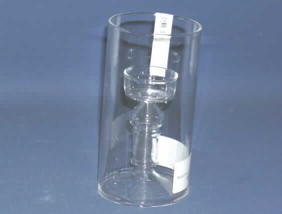 Nicht elektrischer Beleuchtungskörper, anderweit weder genannt noch inbegriffen, nicht handgearbeitet, im Wesentlichen bestehend aus einem ca. 15 cm hohen und im Durchmesser ca. 8 cm großen Glaszylinder, in den eine ca. 11 cm hohe kerzenhalterähnliche, ebenfalls aus klarsichtigem Glas bestehende Vorrichtung mit Fuß, Schaft und einem runden Napf (Innendurchmesser 3,9 cm) eingelassen ist. Die Ware ist aufgrund der Gestaltung des Napfes passgenau zur Aufnahme eines Teelichts hergerichtet.
  
Ein Bild der Ware ist im Internet unter http://ec.europa.eu/taxation_customs/dds/ebticau_de.htm zu finden.