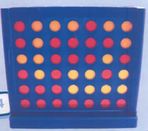 Anderes als von den Unterpositionen 9504 1000 bis 9504 9010 erfasstes Gesellschaftsspiel, noch nicht zusammengesetzt, aus der Aktion "Mc Donald's - Board Games 2008" sog. Connect 4/ Vier Gewinnt.
Es handelt sich um ein Gesellschaftsspiel für zwei Spieler, bestehend aus einem Spielfeld, Spielsteinen und einer Kunststofftüte mit dem Aufdruck des Spiels, in dem es aufbewahrt wird. Das ca. 13 cm x 12 cm große, rechteckige Spielfeld aus blauem Kunststoff wird senkrecht auf einen ca. 13 cm x 3 cm großen Standfuß gesteckt. Es weist 42 transparente Kreise und eine mit Schlitzen versehene Einwurfvorrichtung auf. Beigefügt sind eine gelbe und eine rote Pappkarte, die jeweils 42 ausgestanzte, quadratische Spielsteine mit abgerundeten Ecken enthalten.
Die Spieler stecken abwechselnd die Spielsteine in das Spielfeld. Ziel des Spieles ist, zuerst vier Steine der eigenen Farbe in einer Diagonalen, Waagerechten oder Senkrechten zu plazieren.
Das Erzeugnis ist in einem Polyethylenbeutel mit Beipackzettel für den Einzelverkauf aufgemacht.
Ein Bild der Ware ist im Internet unter http://europa.eu.int/comm/taxation_customs/dds/de/ebticau.htm zu finden.