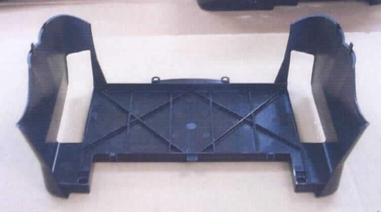 Teil eines Sitzmöbels in Form eines Teils der Sitzschale für einen Autokindersitz, sog. Abdeckung Seatfix, Art.-Nr. 231176, bestehend aus einem Kunststoffformteil in U-Form, Maße: 35,2 x 21,4 x 12,3 cm = L x B x H, das den unteren und die beiden seitlichen Bereiche des Kindersitzes abdeckt.

Abbildung der Ware unter: 
http://ec.europa.eu/taxation_customs/dds/ebticau_de.htm