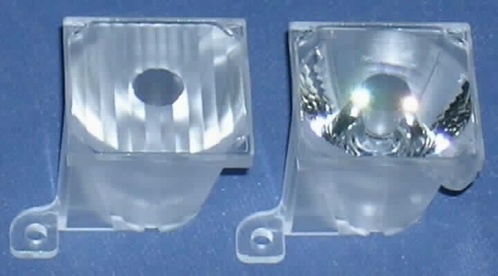 Optisches Element aus Kunststoff, gefasst, kein Objektiv oder Filter, nicht von den Codenummern 9002 9000 10 0 bis 9002 9000 50 0 erfasst, sog. Zusatzoptik für Lichtlenkung (Art.-Nr. OP1x1-14x22), bestimmt für sog. Wallwash-Anwendungen im Zusammenhang mit der Verwendung mit LCD-Modulen, bestehend aus einem Kern aus Kunststoff (Lexan 923A), der in ein kegelförmiges Gehäuse (ebenfalls aus Kunststoff - Polycarbonat -, mit einer speziellen Vorrichtung zum Befestigen mit einer Schraube an einer Seite versehen) gespritzt wird, mit einem Abstrahlwinkel von 10x20°, einer Linsenverstärkung in der 0°-Achse von 9 cd/lm, in den Abmessungen (LxBxH) von ca. 25 x 25 x 22 mm.

Ein Bild der Ware befindet sich im Internet unter http://ec.europa.eu/taxation_customs/dds/ebticau_de.htm.