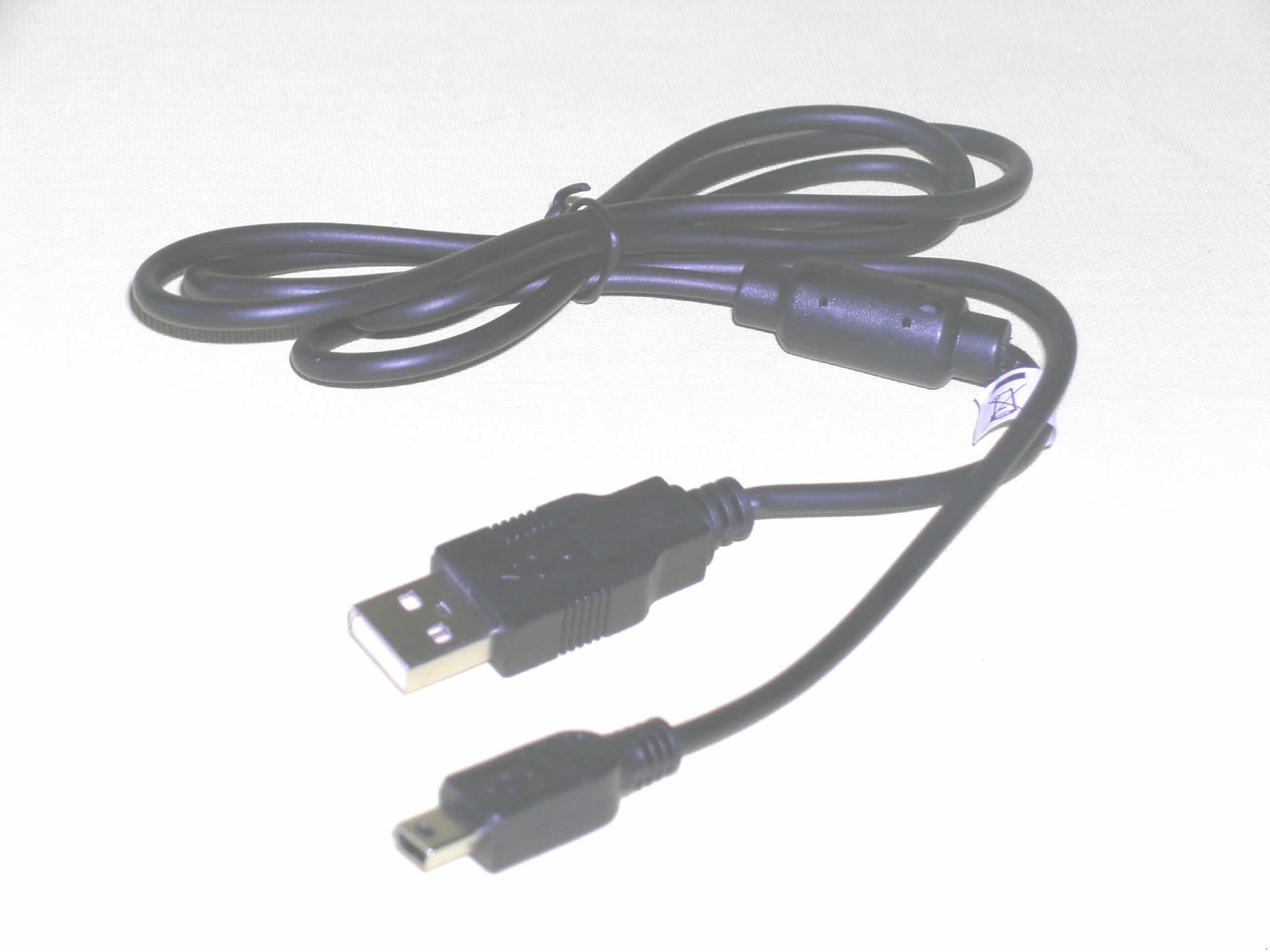 Isoliertes elektrisches Kabel, kein Koaxial- oder Zündkabel, für eine Spannung von 80 V oder weniger, mit Anschlussstücken versehen, nicht von der für die Telekommunikation verwendeten Art, sog. Mini-USB-Kabel.

Es handelt sich um ein isoliertes elektrisches Kabel mit einer Länge von 114 cm, mit Endstörfilter, dass an einem Ende mit einem USB-A und am anderen Ende mit einem Mini-USB-Stecker versehen ist. Das Kabel ist für eine Spannung bis 80 V ausgelegt und universell einsetzbar.

Das USB-Kabel ist Bestandteil eines 9-teiligen Sets (keine Warenzusammenstellung mangels gemeinsamen Bedarfs) mit der Bezeichnung "9 in 1 Combo for Playstation Portable". 
Das USB-Kabel ist mit folgenden Gegenständen, die nicht Gegenstand dieser VZTA sind, in einer Blisterpackung mit der Aufschrift "PSP COMBO" gemeinsam verpackt: Schutztasche, Game Case (3 Stück), Schutzfolie, Mikrofasertuch, Car Adapter und Ohrhörer.

Bild der Ware unter http://europa.eu.int/comm/taxation_customs/dds/de/ebticau.htm
