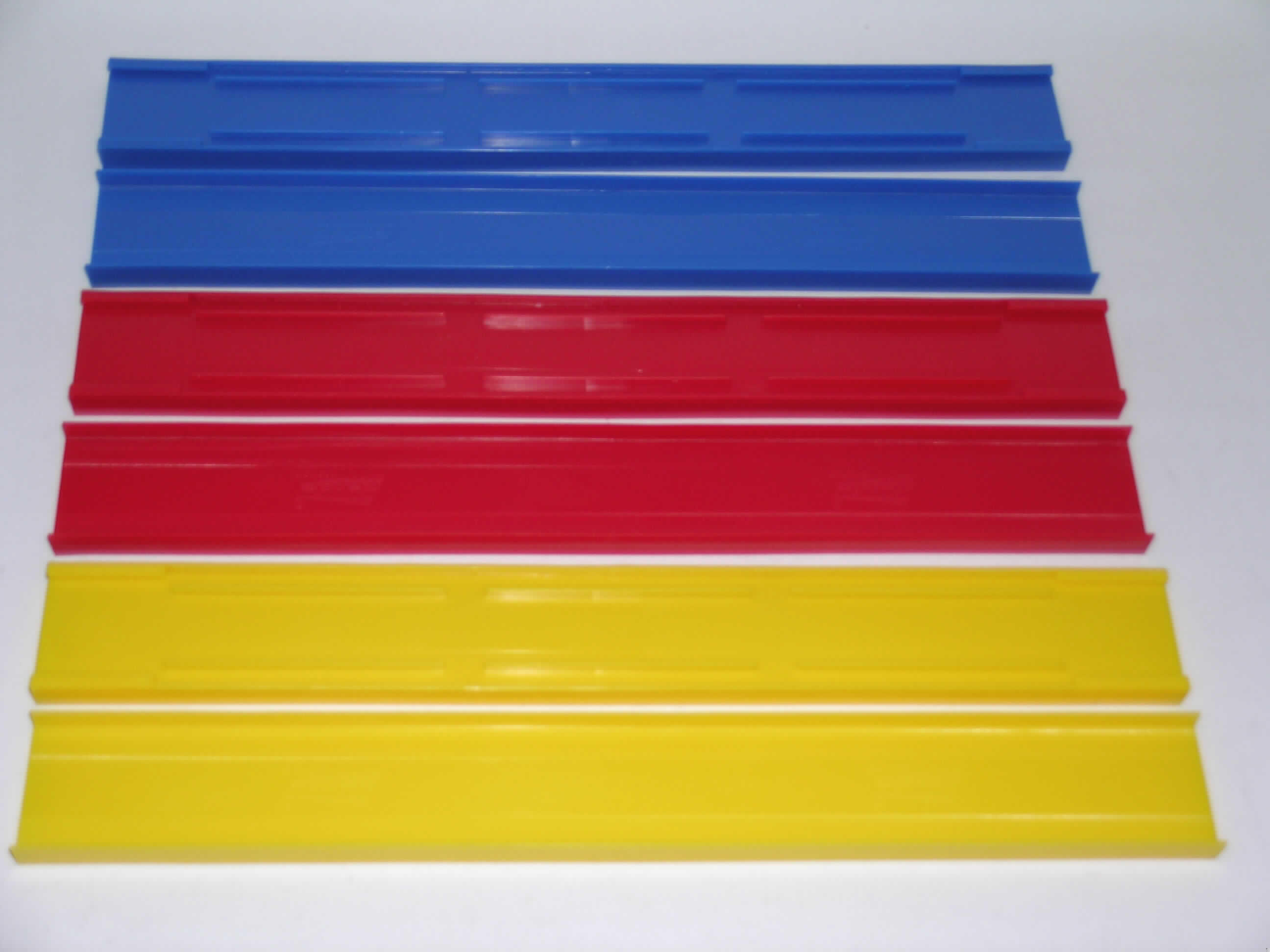 Erkennbares Zubehör zu einem anderen als in den Positionen 9501 und 9502 und in den Unterpositionen 9503 10 bis 9503 80 erfassten Spielzeug, aus Kunststoff, ohne Mechanik, noch nicht zusammengesetzt, sog. "Darda-Schienenergänzungs-Set".
Es handelt sich im Wesentlichen um sechs ca. 35 cm x4,5 cm (LxB) große, farbige Kunststoffschienen und sechs weißen Kunststoffverbindern zum Verbinden dieser Schienen. Sie sind erkennbar zur Erweiterung einer Spielzeugautorennbahn bestimmt.
Das Set dient der spielerischen Unterhaltung von Kindern und Erwachsenen und ist in einem bunt bedruckten Pappkarton aufgemacht.
Bild der Ware im Internet unter http://europa.eu.int/comm/taxation_customs/dds/de/ebticau.htm