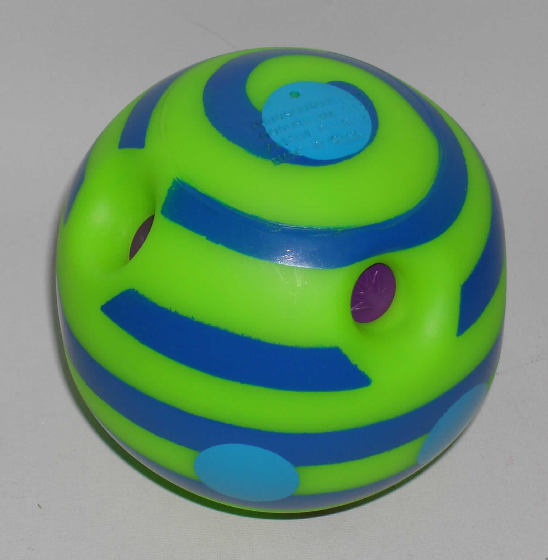 Anderes als von den Positionen 9501 und 9502 bzw. den Unterpositionen 9503 10 bis 9503 80 erfasstes Spielzeug aus Kunststoff ohne Mechanik, sog. "qiekender oder Kicher-Ball".
Es handelt sich um einen ca. 12 cm großen Ball aus weichem, grün- und blaufarbenem Kunststoff. Er ist mit sechs, ca. 1 cm großen, runden Vertiefungen ausgestattet, in die pinkfarbene, geschlossene oder mit Löchern und Membran versehene Kunststoffplättchen eingelassen sind. Im Inneren des Balles ist ein durch ein Rohrsystem laufendes Gewicht eingearbeitet, das beim Kullern des Balles Luft verdrängt, die durch die Membrane aus- und einströmt und so ein qietschendes bzw. kicherndes Geräusch erzeugt.
Die Ware dient der spielerischen Unterhaltung von Kleinkindern und ist in einem bunt bedruckten Showbox aufgemacht. 
Bild der Ware im Internet unter http://europa.eu.int/comm/taxation_customs/dds/de/ebticau.htm