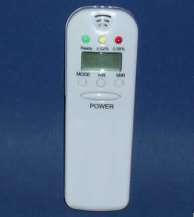 Elektronisches Gerät für physikalische oder chemische Untersuchungen von Gasen (Atemluft), so genannter Alkoholtester mit LCD + LED Anzeige im Handyformat, in Form einer zusammengesetzten Ware, im Wesentlichen bestehend aus einem 91 mm x 31 mm x 17,5 mm großen Kunststoffgehäuse mit 3 Leuchtdioden (grün, gelb, rot), einem Atemsensor, einem LCD und 4 Bedientasten und einer Uhr.
Der Alkoholtester ermittelt die Alkoholkonzentration in der Atemluft und zeigt diese anhand der LED an. Die Alkoholkonzentrationsbestimmung bestimmt den Charakter der Ware im Bezug auf die Verwendung.
Äußere Form: siehe Abbildung