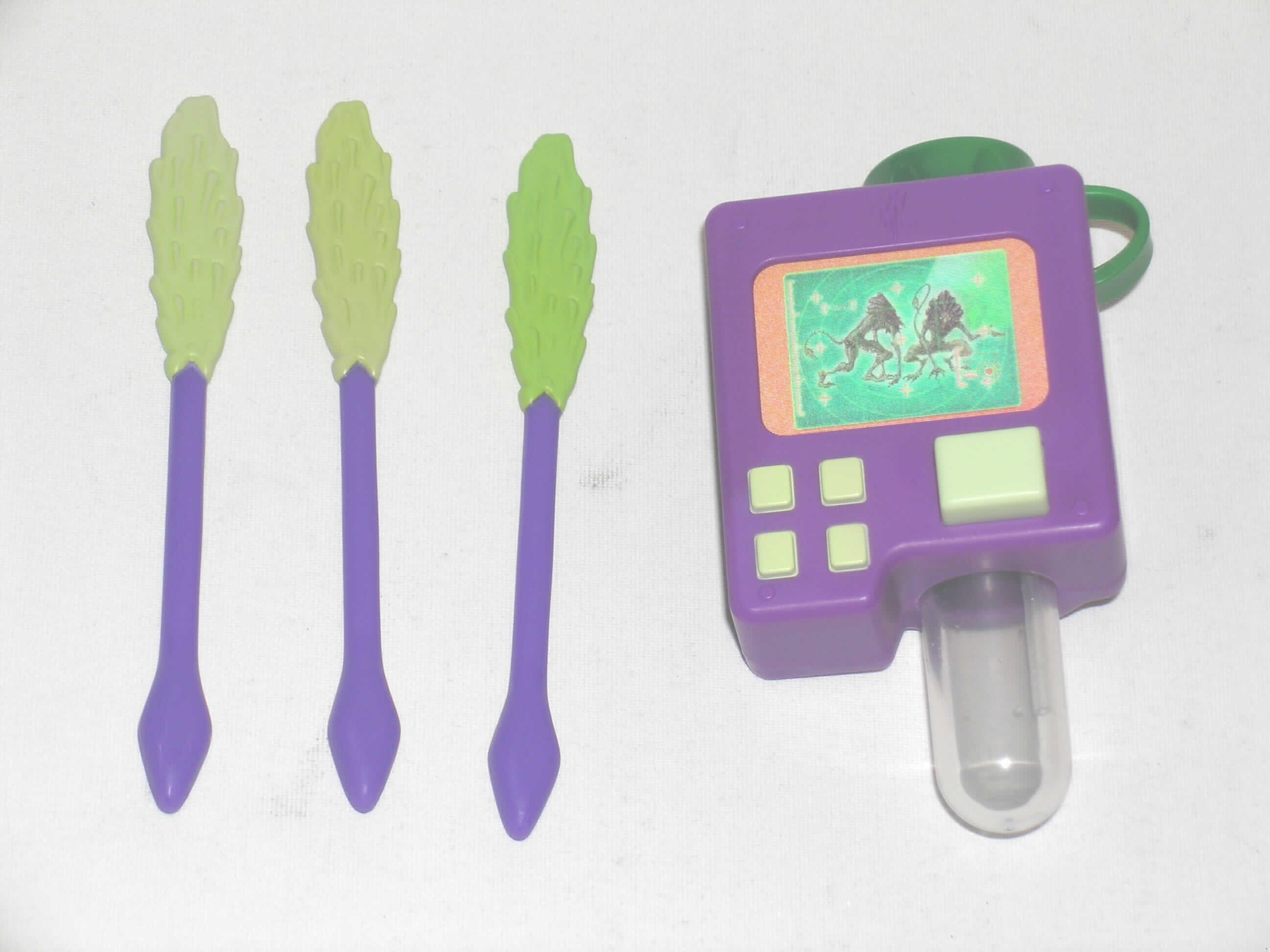 Anderes, als von den Positionen 9501 und 9502 bzw. den Unterpositionen 9503 10 bis 9503 80 erfasstes Spielzeug aus Kunststoff, ohne Mechanik, sog. Slime Scan aus der Aktion "Mc-Donald's - Totally Spies / Martin Mystere 2007".
Es handelt sich um die Nachbildung eines Gerätes zur Analyse einer Speichelprobe, aus Kunststoff. Diese besteht aus einem max. 10 cm x 8 cm x 4 cm großen Kasten, der oben mit einem Deckel und im unteren Bereich mit einem röhrenförmigen klarsichtigen Behälter ausgestattet ist. Drei beiliegende Spatel mit der Nachbildung von Speichelproben können in den mit Wasser befüllten Behälter gesteckt werden und wechseln die Farbe. Zusätzlich kann man mittels Knopfdruck einen Luftstrom durch ein schlauchförmiges Kunststoffröhrchen pusten, so dass das Wasser blubbert. Die Farben der Spatel können den auf der Vorderseite  in einem displayähnlichen Viereck des Gerätes je nach Drehung erkennbar werdenden Monstern zugeordnet werden.
Das Spielzeug dient der spielerischen Unterhaltung von Kindern und ist in einem Polyethylenbeutel für den Einzelverkauf aufgemacht. 
Bild der Ware im Internet unter http://europa.eu.int/comm/taxation_customs/dds/de/ebticau.htm