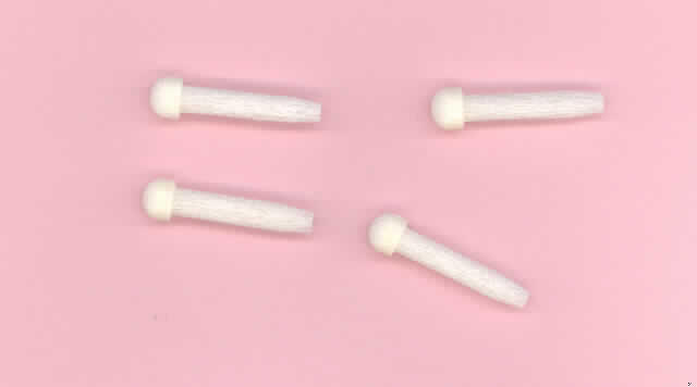 Teil eines Markierstiftes in Form einer porösen Spitze aus weißen Kunststofffasern (Polyester) ohne Innenkanal für einen Markierstift (Maße: 20 x 2 mm = L x D). Die Spitze verdickt sich am Schreibende pilzförmig auf 4 mm über eine Länge v. 3 mm und ist am anderen Ende konisch zugeschnitten.

Abbildung der Ware unter:
http://ec.europa.eu/taxation_customs/dds/ebticau_de.htm