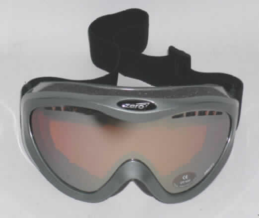 Sonnenbrille, andere als mit optisch bearbeiteten Gläsern, mit Brillengläsern aus Kunststoff, in Form einer Schutzbrille, sog. Skibrille für Erwachsene "Gravity".
Die Skibrille besteht aus einem Kunststoffgestell mit einer durchgehenden, gewölbten, kratzfesten und verspiegelten Doppel-Scheibe aus Kunststoff. Mit Hilfe des verstellbaren, elastischen Kunststoffgurtes wird die Brille am Kopf bzw. Helm befestigt. Der Rahmen ist mit einem Belüftungssystem ausgestattet und innen mit Schaumstoff gepolstert.
Die Sonnenbrille blockiert alle Wellenlängen unterhalb 400nm (UV-A, -B, -C). Sie schützt die Augen zusätzlich vor Kälte, Wind, Staub und leichten Einschlägen.
Die Ware ist in einem bedruckten Pappkarton mit Sichtfenster aus Kunststofffolie verpackt.

Ein Bild der Ware befindet sich im Internet unter http://europa.eu.int/comm/taxation_customs/dds/de/ebticau.htm.