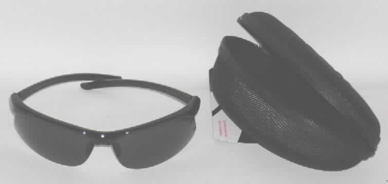 Sonnenbrille, ohne optisch bearbeitete Gläser, mit Brillengläsern aus Kunststoff, sog. Sport Sonnenbrille, im Wesentlichen bestehend aus einer schwarzen, nach unten offenen Brillenfassung aus Kunststoff mit braun getönten Gläsern und Gummiauflagen für Nase und Ohren. 
Die Brille ist in einem zur Aufnahme der Ware besonders gestaltetem Etui verpackt.
Ein Bild der Ware befindet sich im Internet unter http://ec.europa.eu/taxation_customs/dds/ebticau_de.htm.