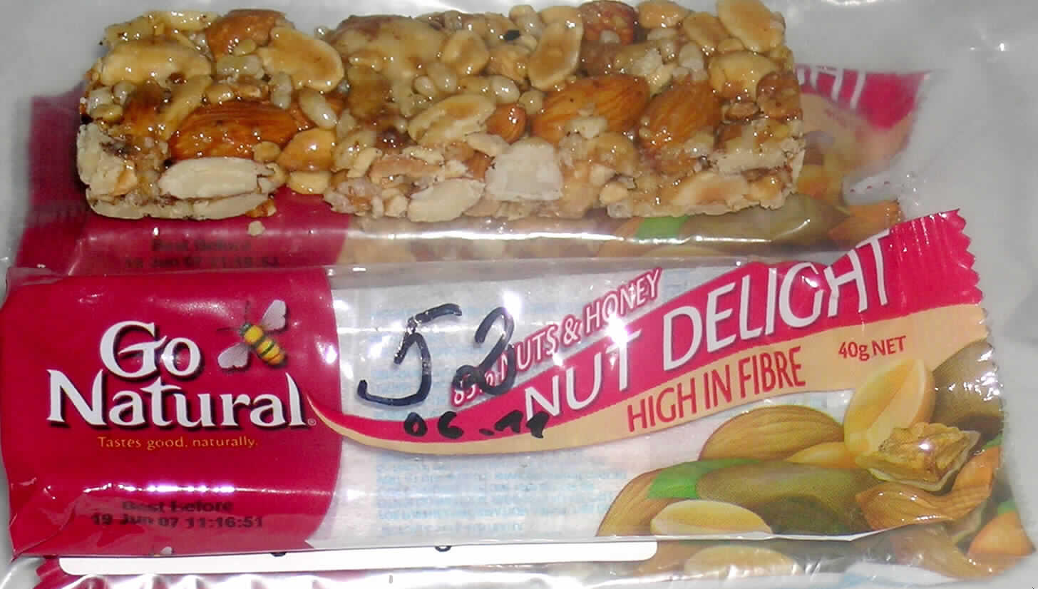 Antragsangaben (als zutreffend unterstellt): Riegel 4016ND 50g Nut Delight. Zutaten: Nüsse 75 % (Erdnüsse, Mandeln, Walnüsse, Paranüsse), Honig 10 %, Glucose, gepuffter Reis, Sojagrieß, Chicoreeextrakt (Inulin). 

Beschaffenheit der vorgelegten Warenprobe: Riegel (ca. 13 x 4 x 1 cm) aus verschiedenen, teilweise zerkleinerten Schalenfrüchten. Geschmack: nussig (geröstet) und süß. Aufmachung: die Ware ist in einer bedruckten, transparenten Folienverpackung aufgemacht. Warenaufschrift (auszugsweise): "Go Natural, Nut Delight, Gluten Free, 40 g net". 

Früchte, Nüsse und andere genießbare Pflanzenteile, in anderer Weise zubereitet oder haltbar gemacht, auch mit Zusatz von Zucker, anderweit weder genannt noch inbegriffen, Schalenfrüchte, Erdnüsse und andere Samen, auch miteinander vermischt, andere, einschließlich Mischungen, in unmittelbaren Umschließungen mit einem Gewicht des Inhalts von 1 kg oder weniger, andere als tropische Nüsse, geröstete Nüsse, andere als Mandeln oder Pistazien.