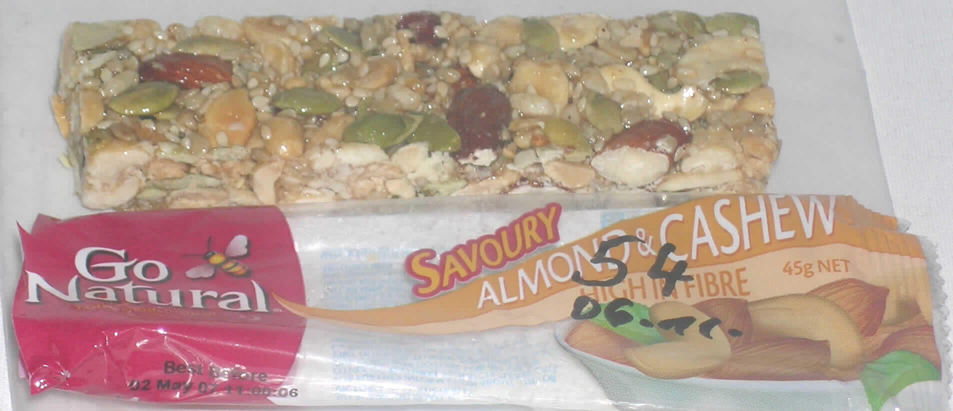 Antragsangaben (als zutreffend unterstellt): Riegel 4516SAC Almond & Cashew. Zutaten: Nüsse (Erdnüsse, Cashewkerne 13 %, Mandeln 10 %), Honig, Glucose, Sonnenblumenkerne, Kürbiskerne, Sesamsamen, gepuffter Reis, Chicoreeextrakt (Inulin), feste Milchbestandteile.

Beschaffenheit der vorgelegten Warenprobe: Riegel (ca. 13 x 4 x 1 cm) aus verschiedenen, teilweise zerkleinerten Schalenfrüchten und anderen Samen. Geschmack: nussig (geröstet) und süß. Aufmachung: die Ware ist in einer bedruckten, transparenten Folienverpackung aufgemacht. Warenaufschrift (auszugsweise): "Go Natural, Almond & Cashew, High in Fibre, 45 g net". 

Früchte, Nüsse und andere genießbare Pflanzenteile, in anderer Weise zubereitet oder haltbar gemacht, auch mit Zusatz von Zucker, anderweit weder genannt noch inbegriffen, Schalenfrüchte, Erdnüsse und andere Samen, auch miteinander vermischt, andere, einschließlich Mischungen, in unmittelbaren Umschließungen mit einem Gewicht des Inhalts von 1 kg oder weniger, andere als tropische Nüsse, geröstete Nüsse, andere als Mandeln oder Pistazien.