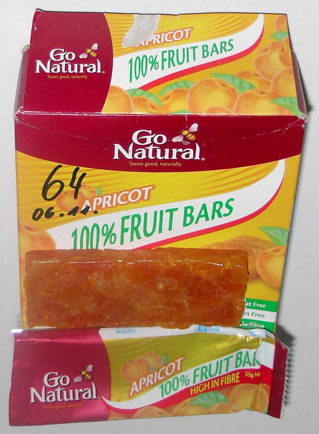 Antragsangaben (als zutreffend unterstellt): Fruchtriegel 3505APR Apricot. Zutaten: Aprikosen 99 % (mit Reismehl und E 220), Birnensaft, Frucht-Ballaststoffe. Gehalt an Zucker: 61,77 g/100g.

Beschaffenheit der vorgelegten Warenprobe: Riegel (ca. 9 x 4 x 1 cm) aus gepressten, getrockneten Aprikosen. Geschmack: fruchtig, säuerlich und süß. Aufmachung: die Ware ist in einer bedruckten Folienverpackung aufgemacht und je 5 Fruchtriegel sind in einer Faltschachtel verpackt. Warenaufschrift (auszugsweise): "Go Natural, Apricot, 100 % Fruit Bar, High in Fibre, 35 g net". 
Alkohol (lt. Zutatenliste): nicht enthalten. Zuckergehalt gem. ZAnm 2 a), 1. Anstrich zu Kap 20: mehr als 15 GHT, Gehalt an zugesetztem Zucker gem. ZAnm 3, 2. Anstrich zu Kap 20 : die Ware enthält zugesetzten Zucker.

Früchte, in anderer Weise zubereitet oder haltbar gemacht, anderweit weder genannt noch inbegriffen, ohne Zusatz von Alkohol, auch mit Zusatz von Zucker, Aprikosen/Marillen, ohne Zusatz von Alkohol, mit Zusatz von Zucker, in unmittelbaren Umschließungen mit einem Gewicht des Inhalts von 1 kg oder weniger, andere.